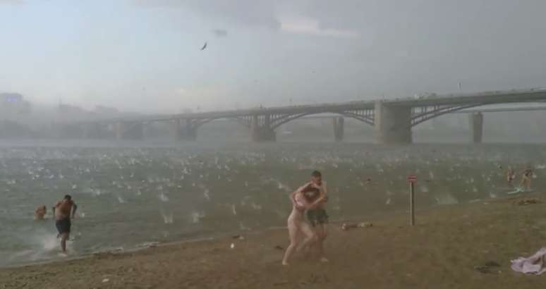 <p>A chuva de granizo começou de repente e cobriu a areia</p>