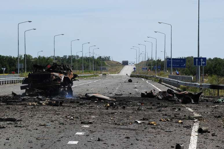 <p>Veículo blindado destruído na estrada do aeroporto, no sul de Lugansk. O Ministério da Defesa disse, nesta segunda-feira, que jatos da Ucrânia realizaram cinco ataques aéreos contra posições separatistas perto de Lugansk</p>