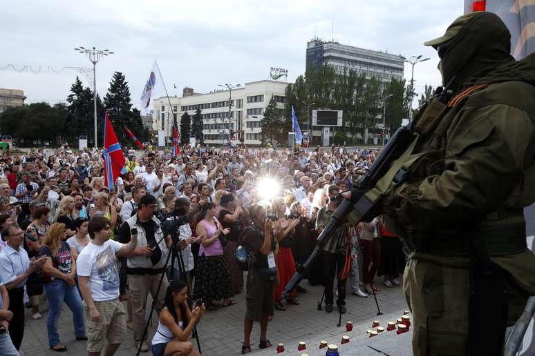 <p>Separatista pr&oacute;-russo fica de guarda durante um com&iacute;cio em apoio &agrave; Nova R&uacute;ssia,&nbsp;no centro da cidade ucraniana de Donetsk</p>