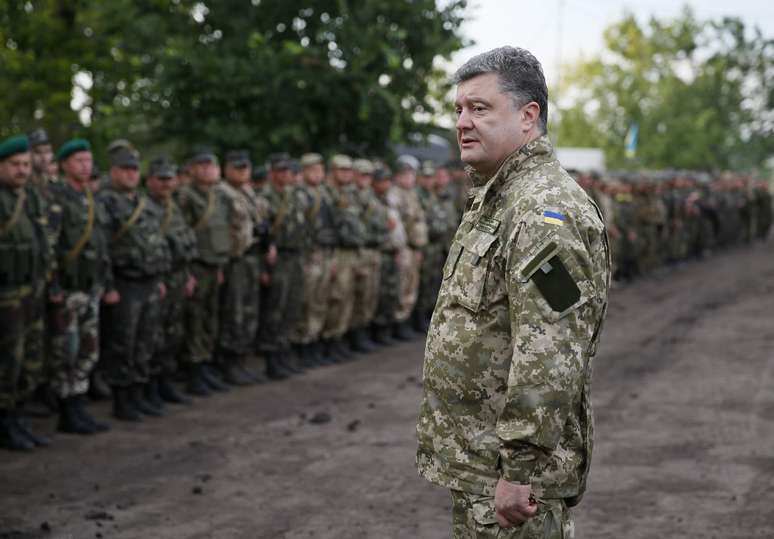 <p>O presidente ucraniano, Petro Poroshenko,se re&uacute;ne com militares ucranianos perto da cidade de Slaviansk, em 8 de julho</p>