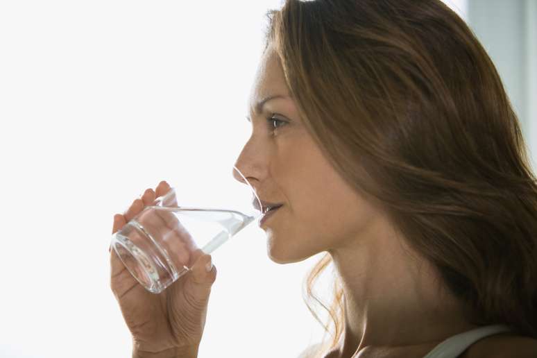 <p>Tomar água faz parte de uma dieta saudável</p>