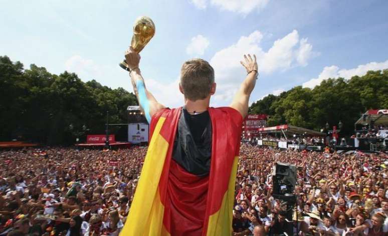 <p>Taça dos alemães era apenas uma réplica que ficará com a federação</p>