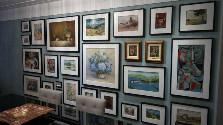 <p>Tente combinar porta-retratos com molduras diferentes em um ponto s&oacute; do ambiente&nbsp;</p>