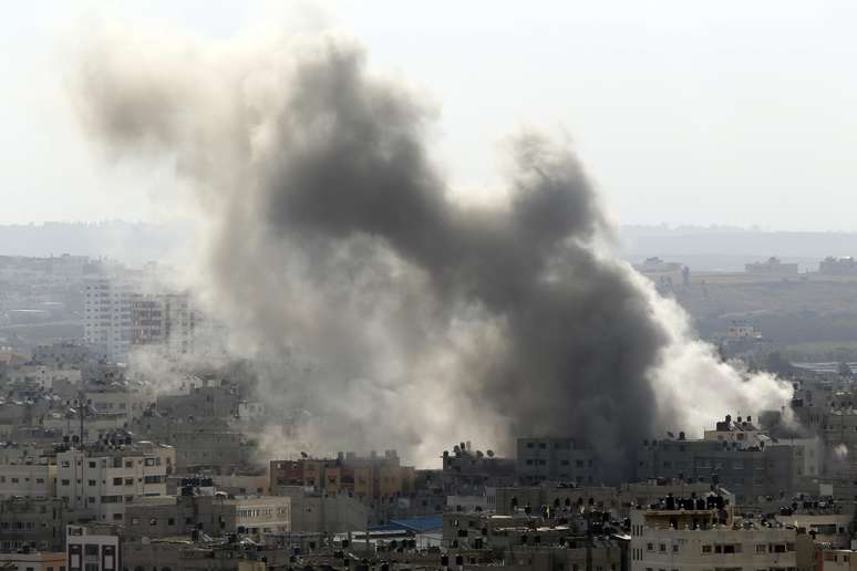 Grande coluna de fumaça é vista depois de míssil atingir Gaza nesta terça-feira