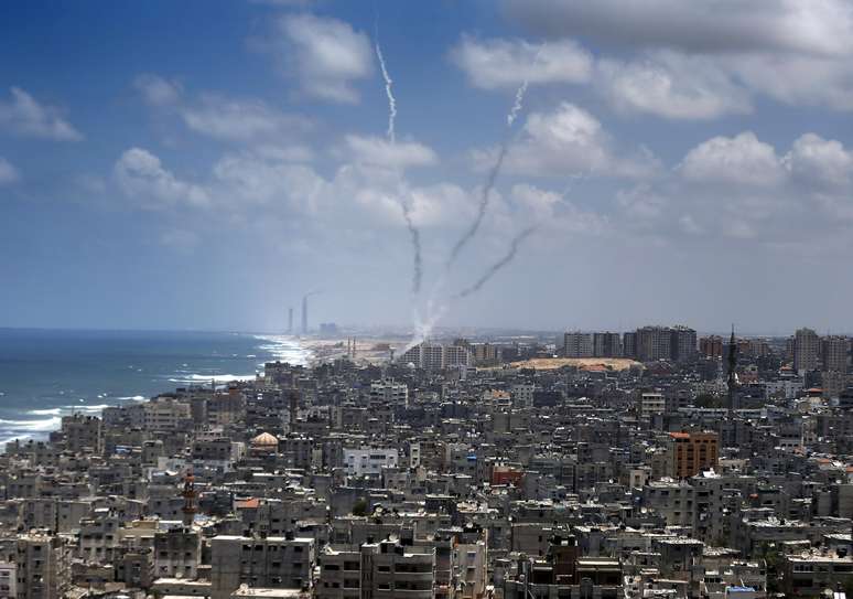 Foto mostra foguetes lançados de Gaza durante o breve cessar-fogo desta terça