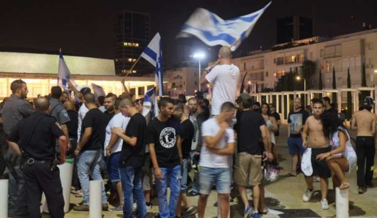 <p>Manifestação aconteceu em meio ao caso gerado pelo alerta de novos foguetes na região</p>