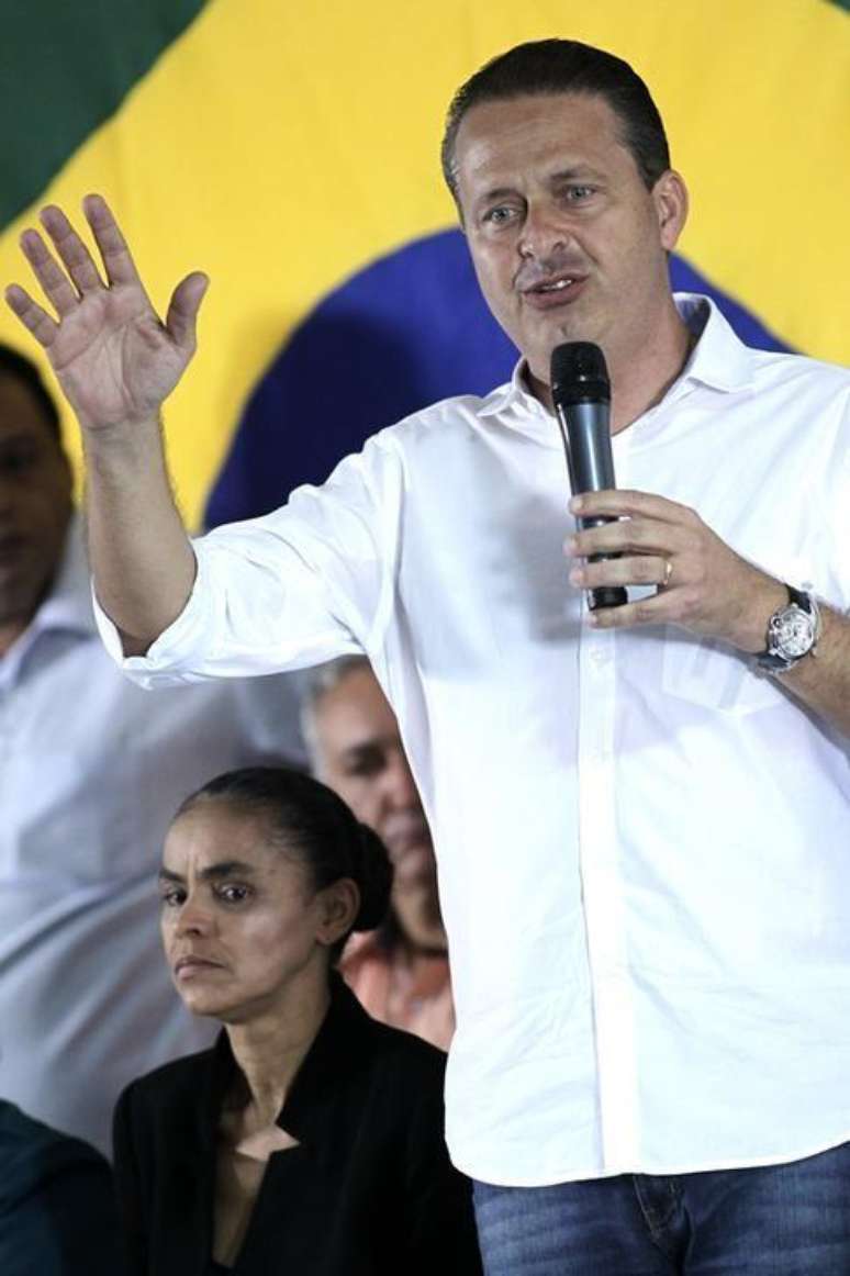 Candidato do PSB à Presidência, Eduardo Campos, com a candidata a vice Marina Silva (ao fundo) durante anúncio da decisão de Marina de se filiar ao PSB. 5/10/ 2013.