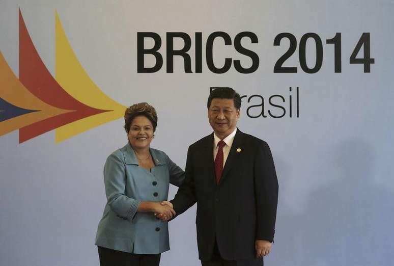 <p>Presidente Dilma Rousseff cumprimenta o presidente chinês Xi Jinping antes de cúpula dos Brics</p>