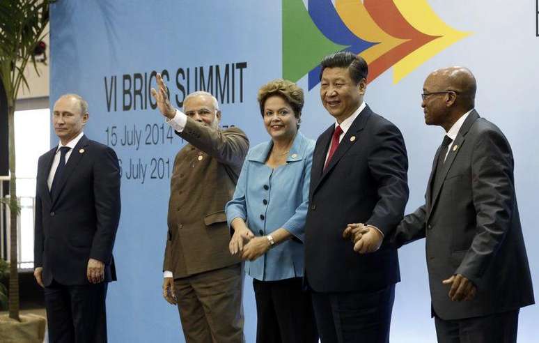 <p>Presidente da R&uacute;ssia, Vladimir Putin (da esquerda para a direita), premi&ecirc; da &Iacute;ndia, Narendra Modi, presidente Dilma Rousseff e presidentes Xi Jinping (China) e Jacob Zuma (&Aacute;frica do Sul) durante c&uacute;pula do Brics em Fortaleza&nbsp;</p>