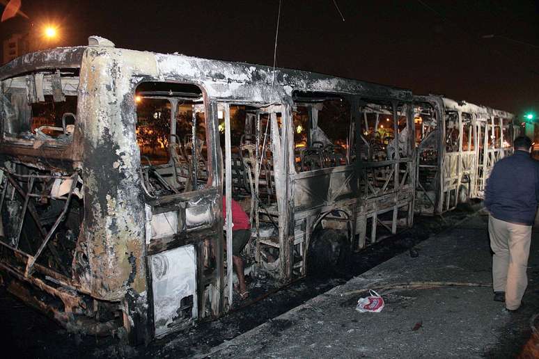 Ônibus foi queimado na zona leste de São Paulo