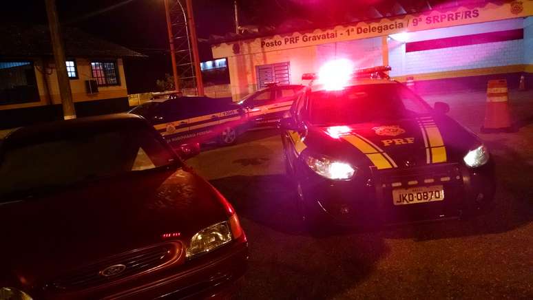 Jovem se acidenta com carro furtado na BR-290 (Freeway) no Rio Grande do Sul e é preso pela PRF