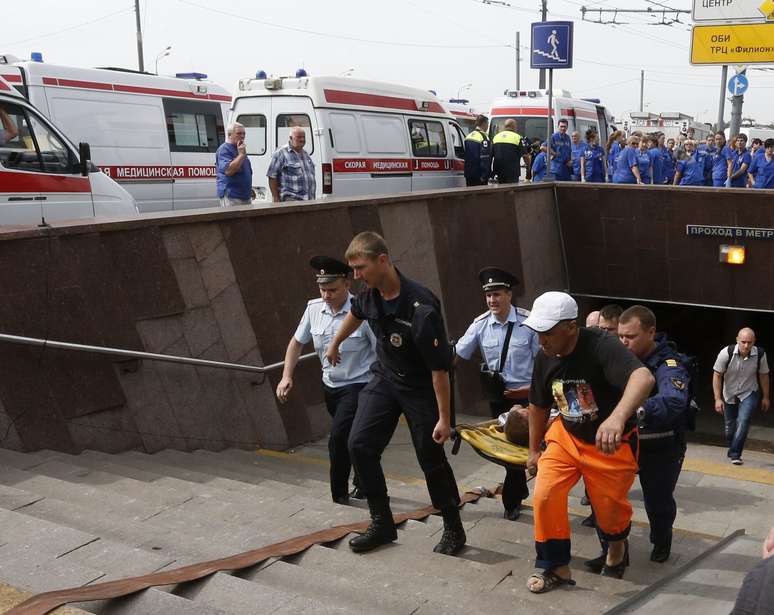 <p>Equipes de resgate socorrem uma vítima que ficou ferida no acidente</p>