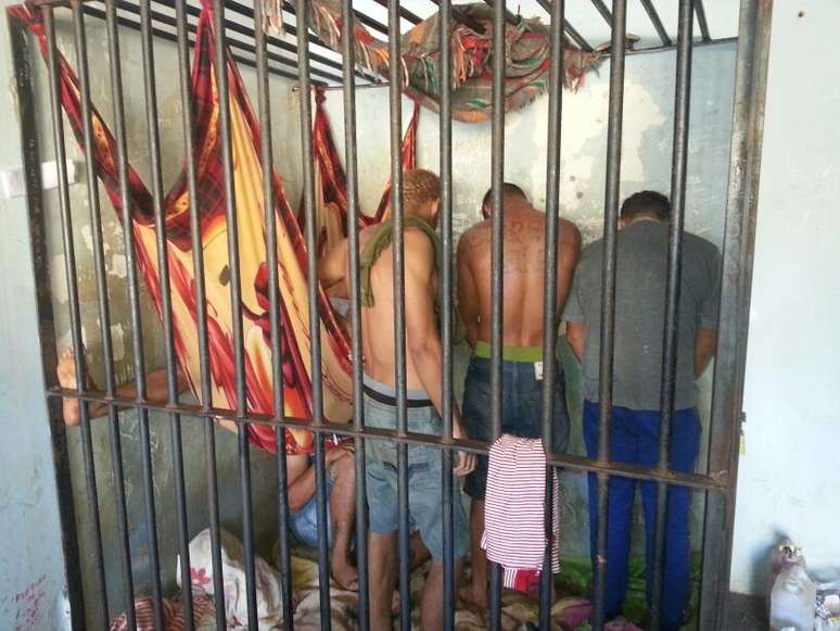 Presos foram transferidos depois de denúncia sobre estarem em 'jaula' em delegacia de São Gabriel do Oeste (MS) 