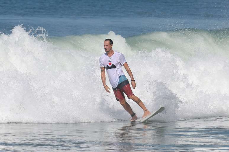 Paulinho Vilhena surfa na praia do Recreio dos Bandeirantes, no Rio de Janeiro