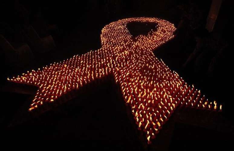 <p>Cerca de 2.880 velas acesas s&atilde;o vistas durante um evento do Dia Mundial da AIDS em Jakarta, em 1 dezembro de 2009</p>