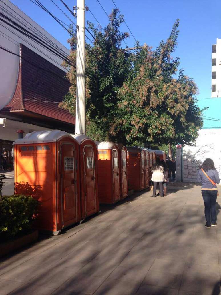 Coloca&ccedil;&atilde;o de banheiros qu&iacute;micos em frente a pr&eacute;dios residenciais tamb&eacute;m gerou queixas de moradores
