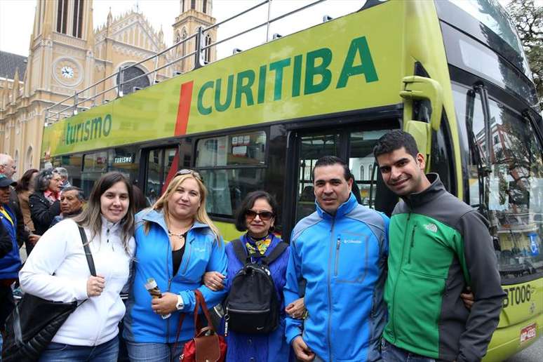 Brasileiros e equatorianos aproveitaram para conhecer a cidade com a linha turística