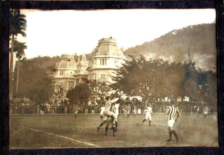 <p>Em 21 de julho de 1914, Seleção Brasileira enfrentou o Exeter City nas Laranjeiras e venceu por 2 a 0</p>