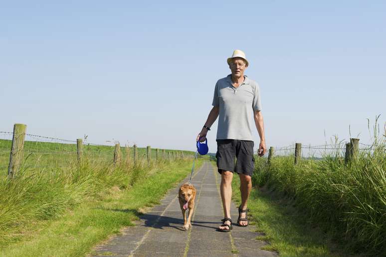 <p>Além de se movimentar, cachorro também ajuda idosos a terem mais vida social </p>