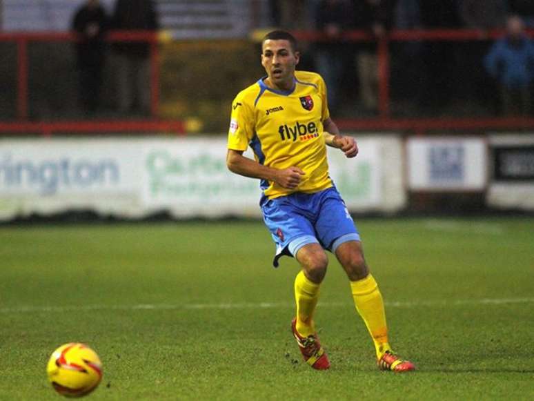 Liga&ccedil;&atilde;o hist&oacute;rica do Exeter City com a Sele&ccedil;&atilde;o Brasileira &eacute; destacada no uniforme reserva do time: amarelo com cal&ccedil;&otilde;es azuis