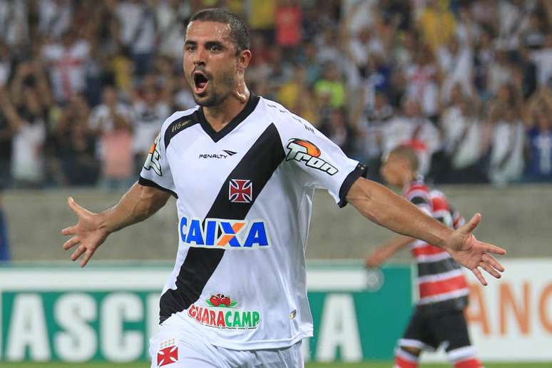 <p>Douglas Silva comemora o gol da virada do Vasco sobre o Santa Cruz</p>