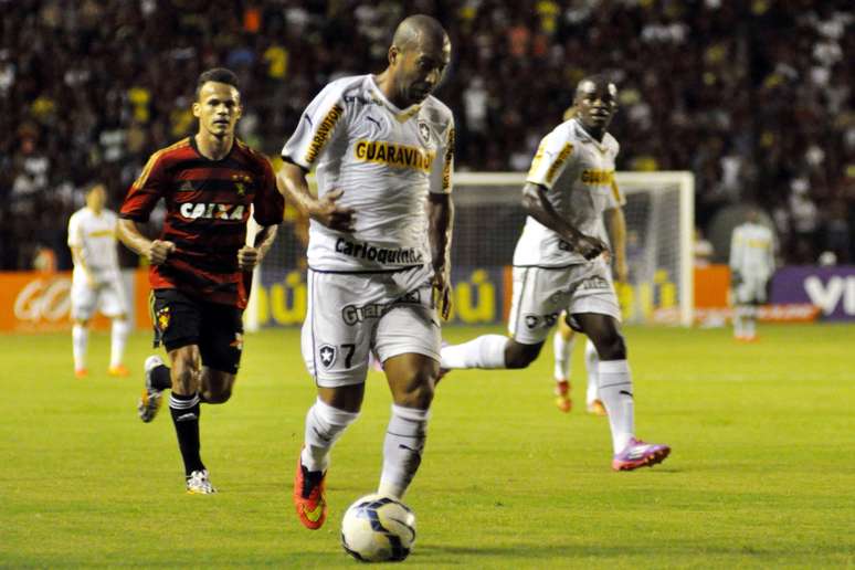 Emerson tenta arrancar em contra-ataque pelo Botafogo contra o Sport