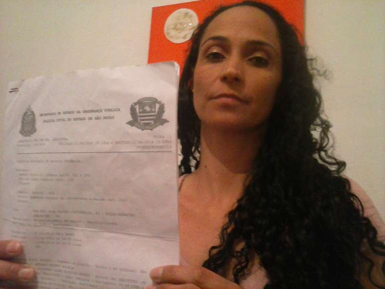 Mãe mostra boletim de ocorrência após registrar agressões de professora à filha