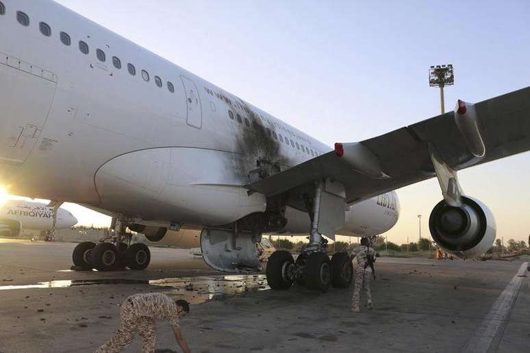 <p>Avião danificado por ataque ao Aeroporto Internacional de Trípoli, em 15 de julho</p>