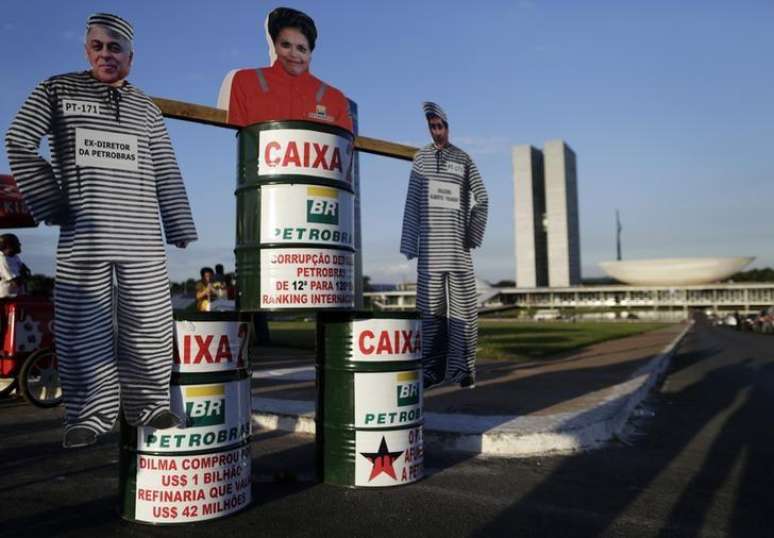 <p>Bonecos de papelão da presidente Dilma Rousseff e de ex-diretores da Petrobras em protesto contra a corrupção, em frente ao Congresso Nacional, em Brasília, em maio</p>