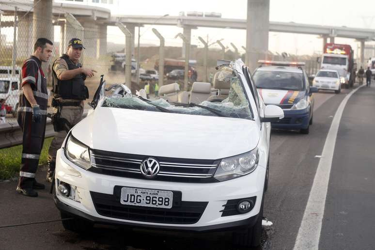 Tiguan fica destruído após ser atingido por uma perfuratriz na rodovia Free Way, em Porto Alegre