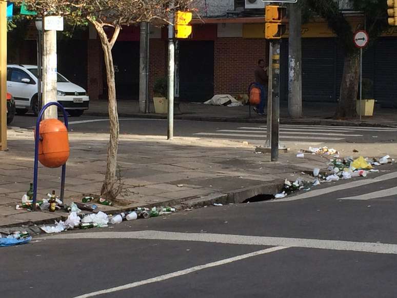 Nas manh&atilde;s seguintes &agrave;s festas, muito lixo ficava acumulado nas cal&ccedil;adas do bairro