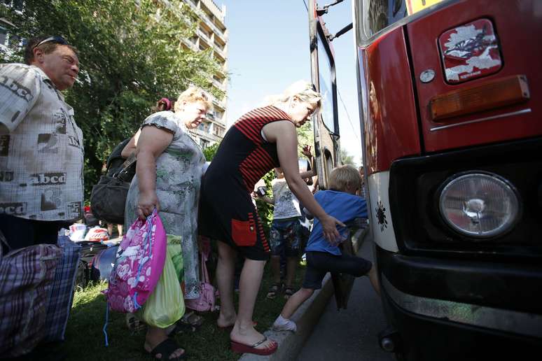 <p>Moradores de Donetsk, entram em um &ocirc;nibus partindo para a R&uacute;ssia para escapar do combate entre o ex&eacute;rcito ucraniano e os rebeldes pr&oacute;-russas, em 16 de julho</p>