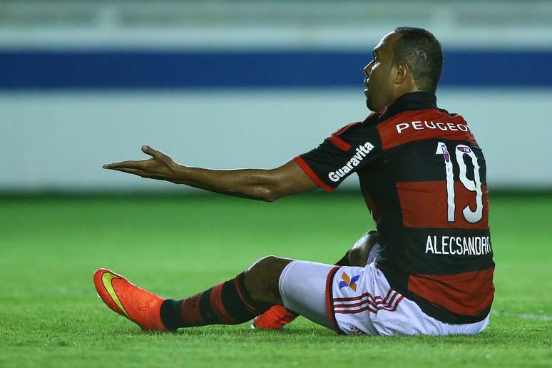 Atacante Alecsandro lamenta fraco início de jogo do Flamengo contra o Atlético-PR