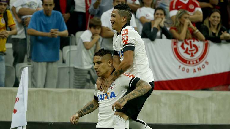 Guerrero comemora o primeiro gol do Corinthians, aos 6min, contra o Internacional