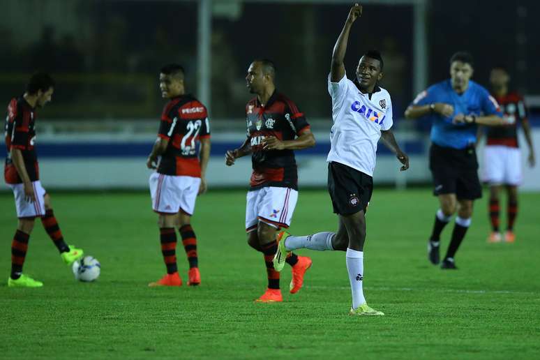 Douglas Coutinho abriu o placar para o Atlético-PR contra o Flamengo