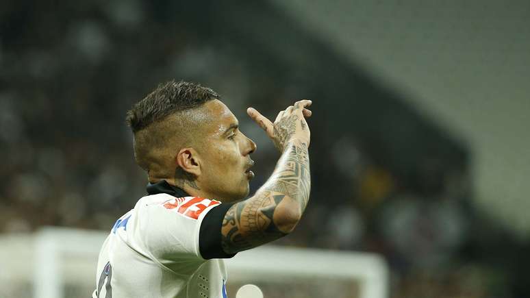 O camisa 9 do Corinthians festeja o primeiro gol contra o Internacional