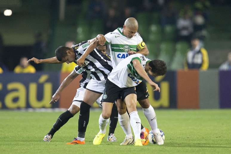 Alex foi o principal nome do Coritiba, mas não conseguiu evitar derrota