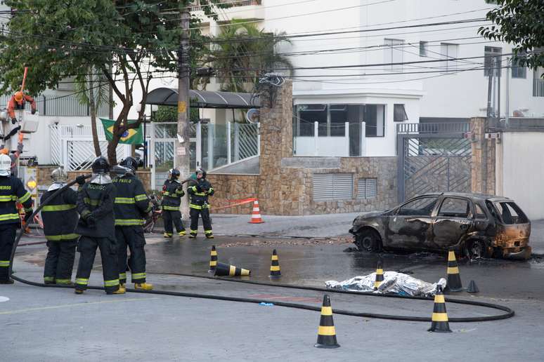 Carro ficou destruído após acidente