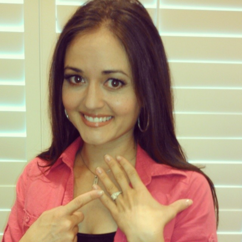 Danica McKellar mostra anel de noivado no Instagram 