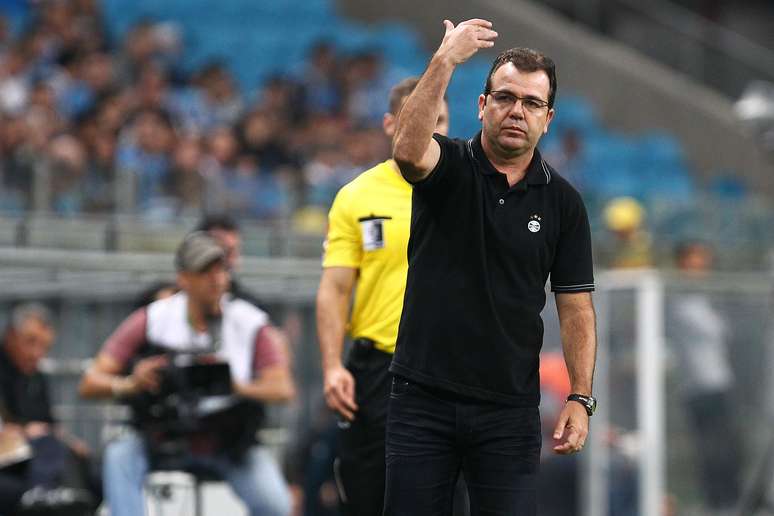 Enderson Moreira orienta time do Grêmio na Arena