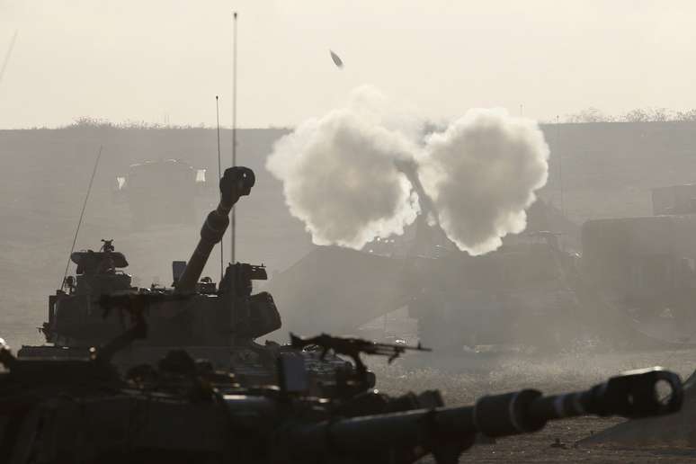 <p>Uma unidade de artilharia móvel israelense dispara em direção à Gaza antes do início de um cessar-fogo humanitário de cinco horas em 17 de julho</p>