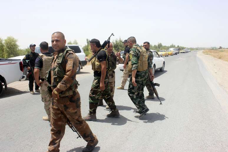 <p>Fontes policiais informaram que outros 17 insurgentes e 8 membros das forças iraquianas e curdas morreram hoje</p>