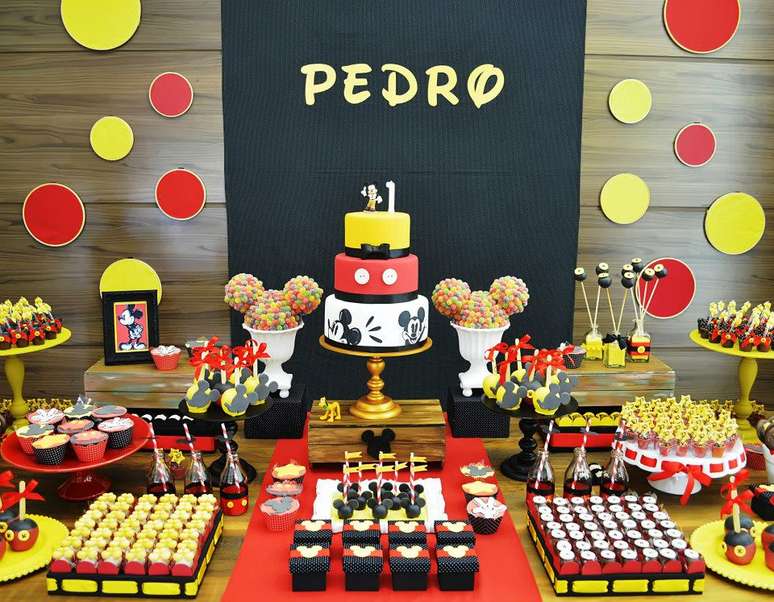 <p>Aniversário com tema do Mickey decorado pela Invento Festa</p>