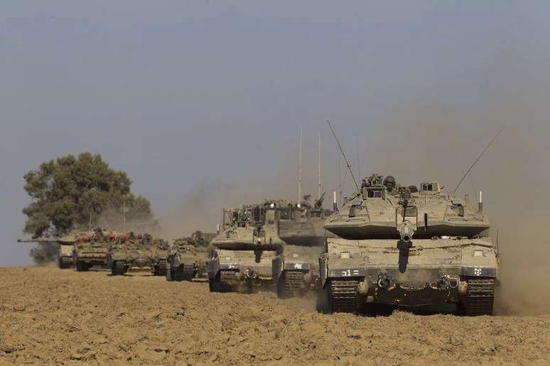 <p>Comboio de tanques israelenses perto da fronteira com a Faixa de Gaza</p>