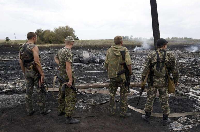 Separatistas armados pró-Rússia em local da queda de avião da Malaysia Airlines na Ucrânia. 17/07/2014