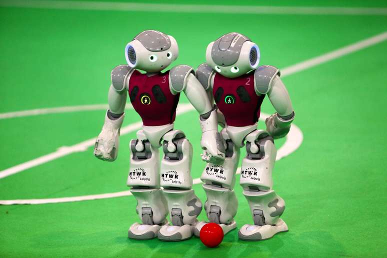 Robôs disputam a bola na RoboCup no Irã, em abril de 2014