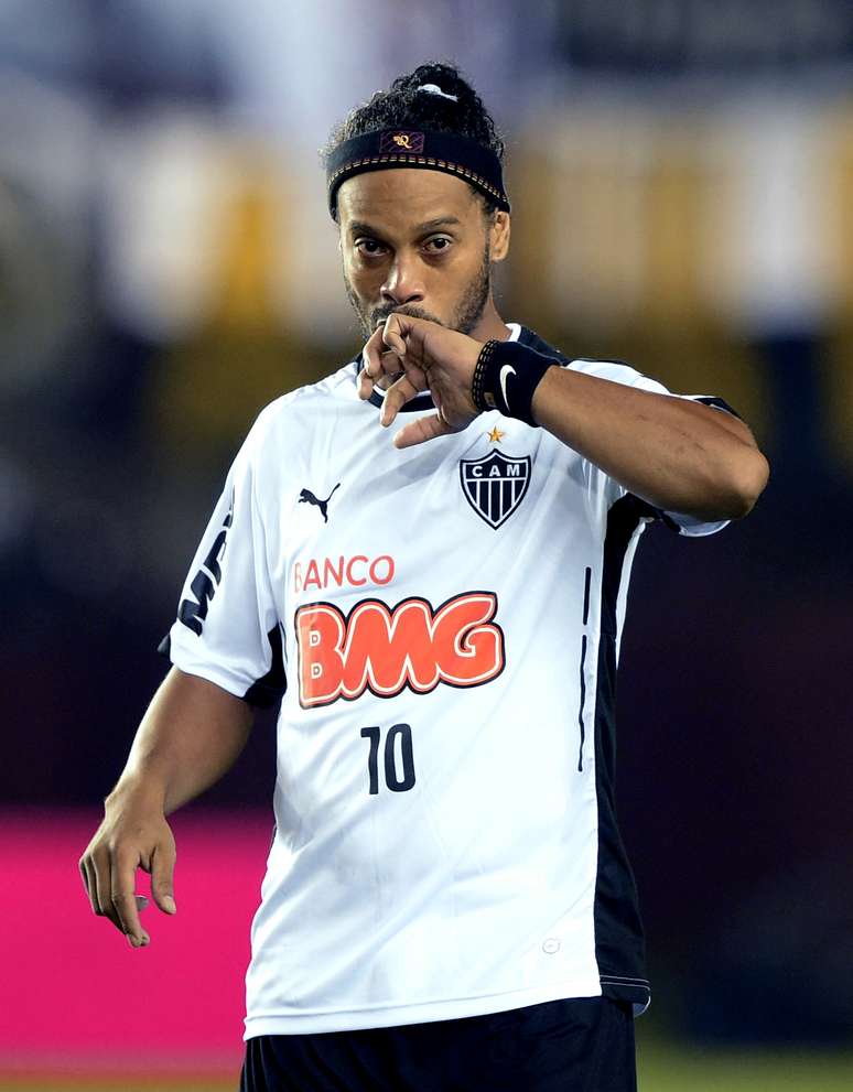 <p>Ronaldinho terá que aguardar para saber se Atlético-MG irá ou não o liberar para partida festiva de despedida de Deco</p>