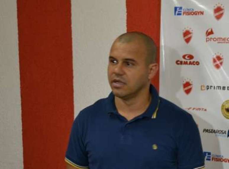Roni explica saída de jogadores do Vila Nova