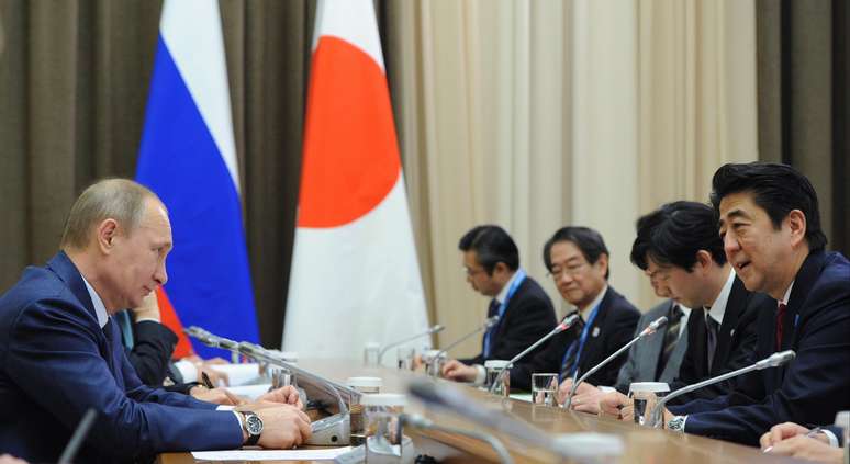 <p>A rela&ccedil;&atilde;o R&uacute;ssia e Jap&atilde;o tamb&eacute;m pode ser afetada por causa das san&ccedil;&otilde;es. O presidente Vladimir Putin se reuniu com o primeiro ministro japon&ecirc;s Shinzo Abe</p>