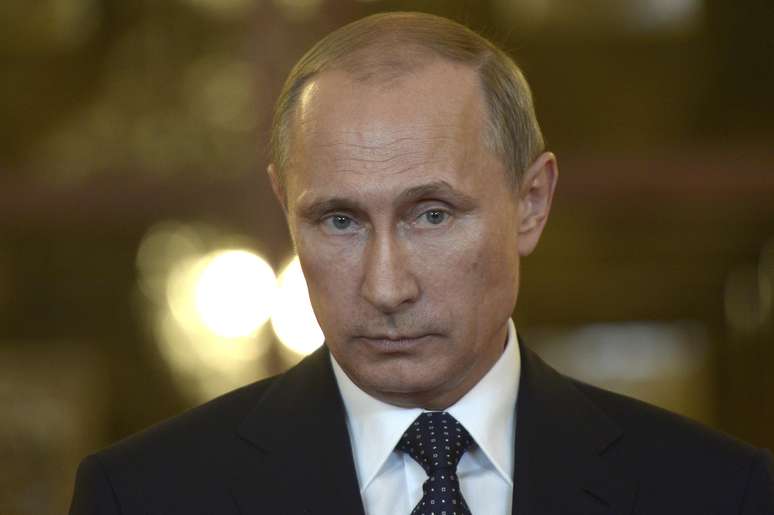 <p>Putin mencionou as informações preliminares sobre a queda de um avião de passageiros da Malásia perto da fronteira da Ucrânia com a Rússia</p>